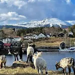 Nyaraló Draget Gard, Historisk Vaningshus Ved Sjoen, Rett Utenfor