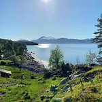 Draget Gard, Historisk Vaningshus Ved Sjoen, Rett Utenfor Nyaraló *