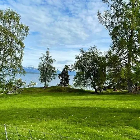 Draget Gard, Historisk Vaningshus Ved Sjoen, Rett Utenfor *