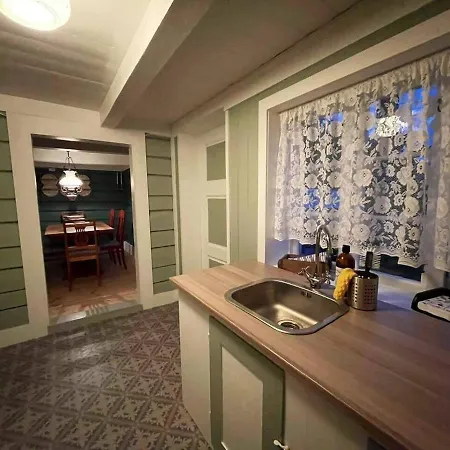 Draget Gard, Historisk Vaningshus Ved Sjoen, Rett Utenfor * Molde