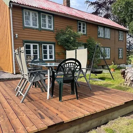 Draget Gard, Historisk Vaningshus Ved Sjoen, Rett Utenfor Molde