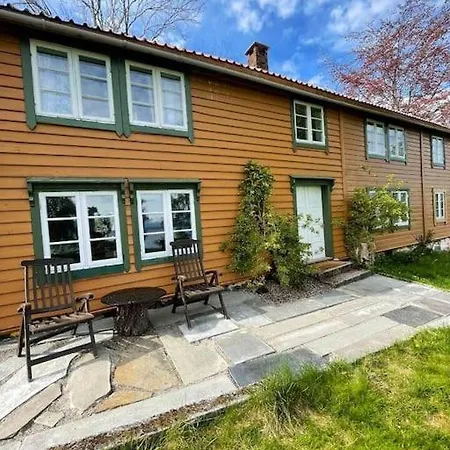 Feriehus Draget Gard, Historisk Vaningshus Ved Sjoen, Rett Utenfor