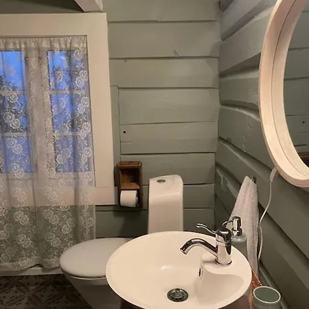 Draget Gard, Historisk Vaningshus Ved Sjoen, Rett Utenfor *