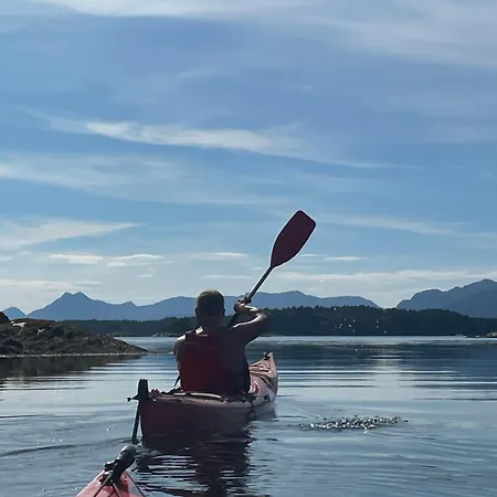 Draget Gard, Historisk Vaningshus Ved Sjoen, Rett Utenfor