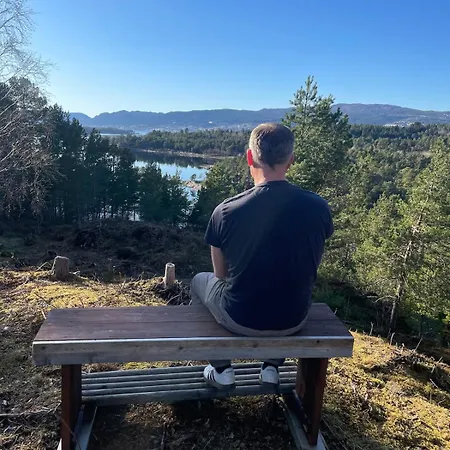 Draget Gard, Historisk Vaningshus Ved Sjoen, Rett Utenfor *