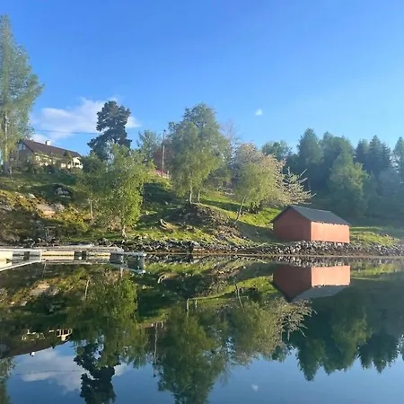 Draget Gard, Idyllisk Smabruk Ved Sjoen Molde