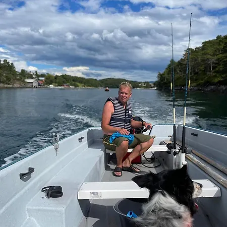 Draget Gard, Historisk Vaningshus Ved Sjoen, Rett Utenfor