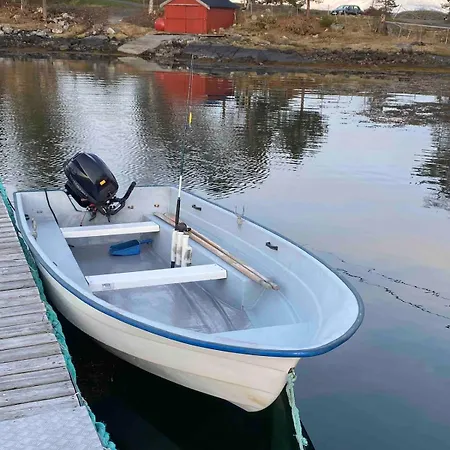 Draget Gard, Historisk Vaningshus Ved Sjoen, Rett Utenfor *