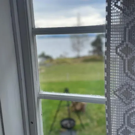 Draget Gard, Historisk Vaningshus Ved Sjoen, Rett Utenfor