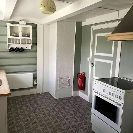 Draget Gard, Historisk Vaningshus Ved Sjoen, Rett Utenfor Molde