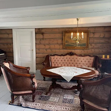 Draget Gard, Historisk Vaningshus Ved Sjoen, Rett Utenfor