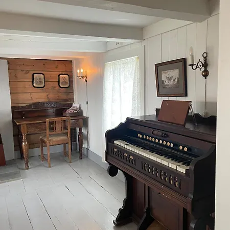 Draget Gard, Historisk Vaningshus Ved Sjoen, Rett Utenfor Feriehus