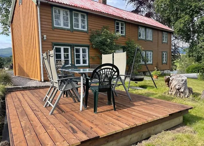 Draget Gard, Historisk Vaningshus Ved Sjoen, Rett Utenfor Molde