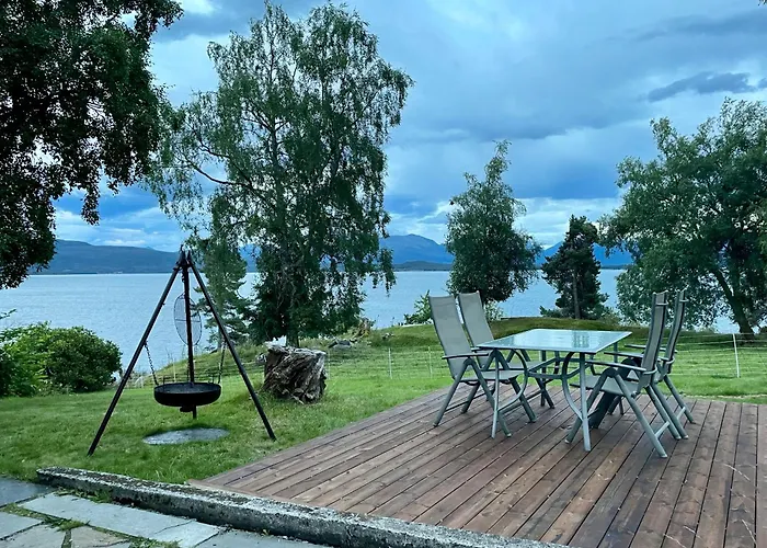 Draget Gard, Historisk Vaningshus Ved Sjoen, Rett Utenfor Molde