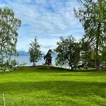 Draget Gard, Historisk Vaningshus Ved Sjoen, Rett Utenfor *